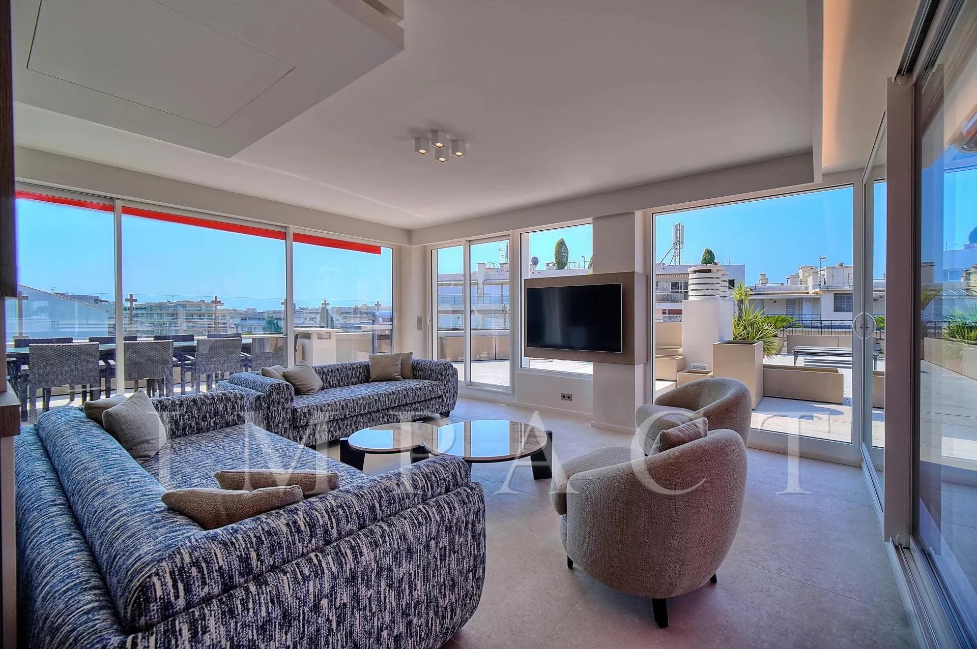 Cannes Centre penthouse for rent sea view