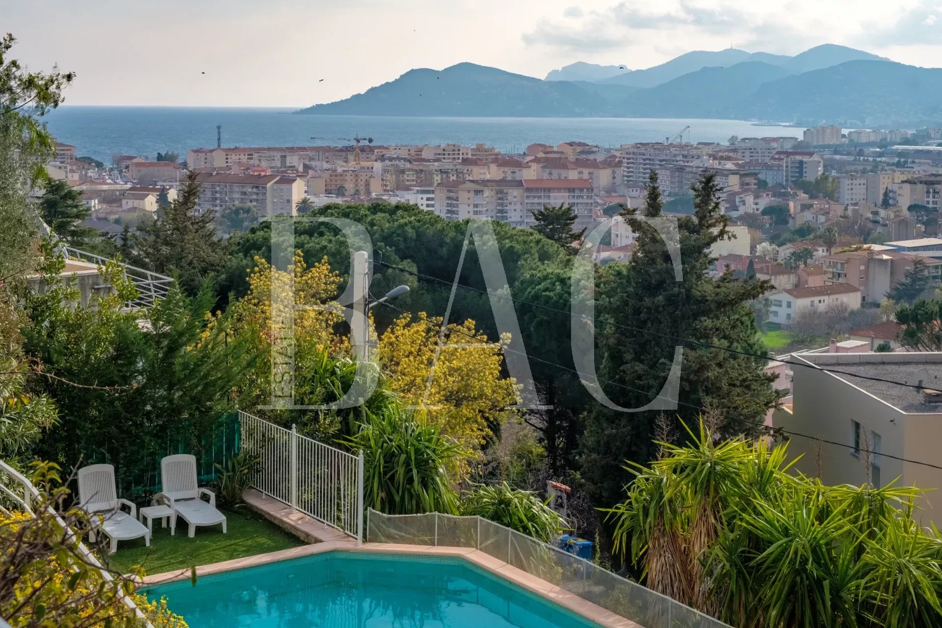 CANNES: Villa with open sea view