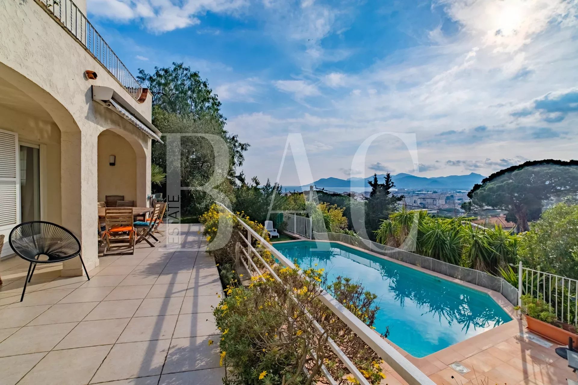 CANNES: Villa with open sea view