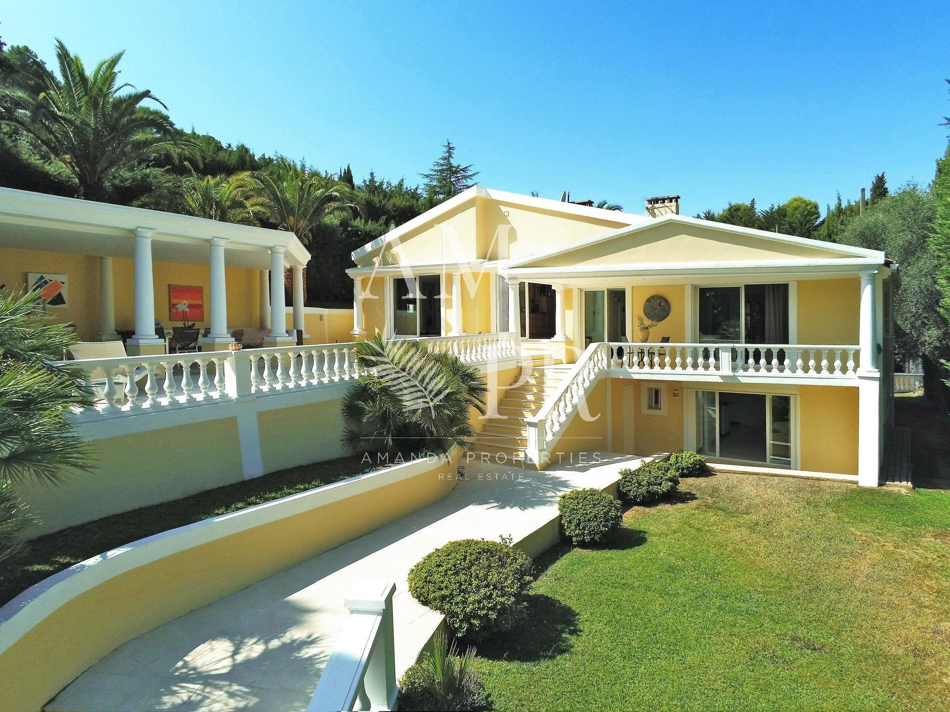 Elegant villa in its park with a sea view