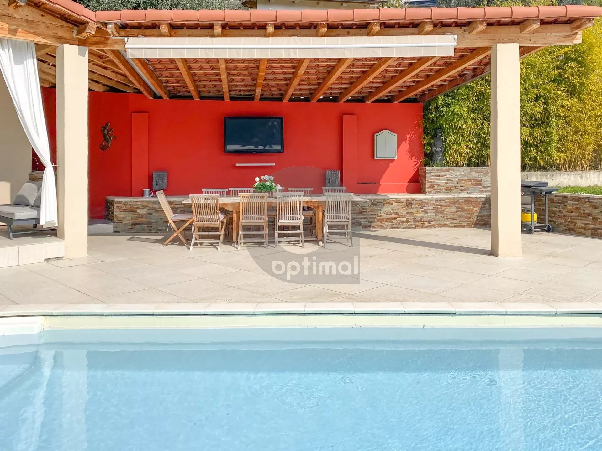 HOUSE WITH SWIMMING POOL AND FLAT GARDEN