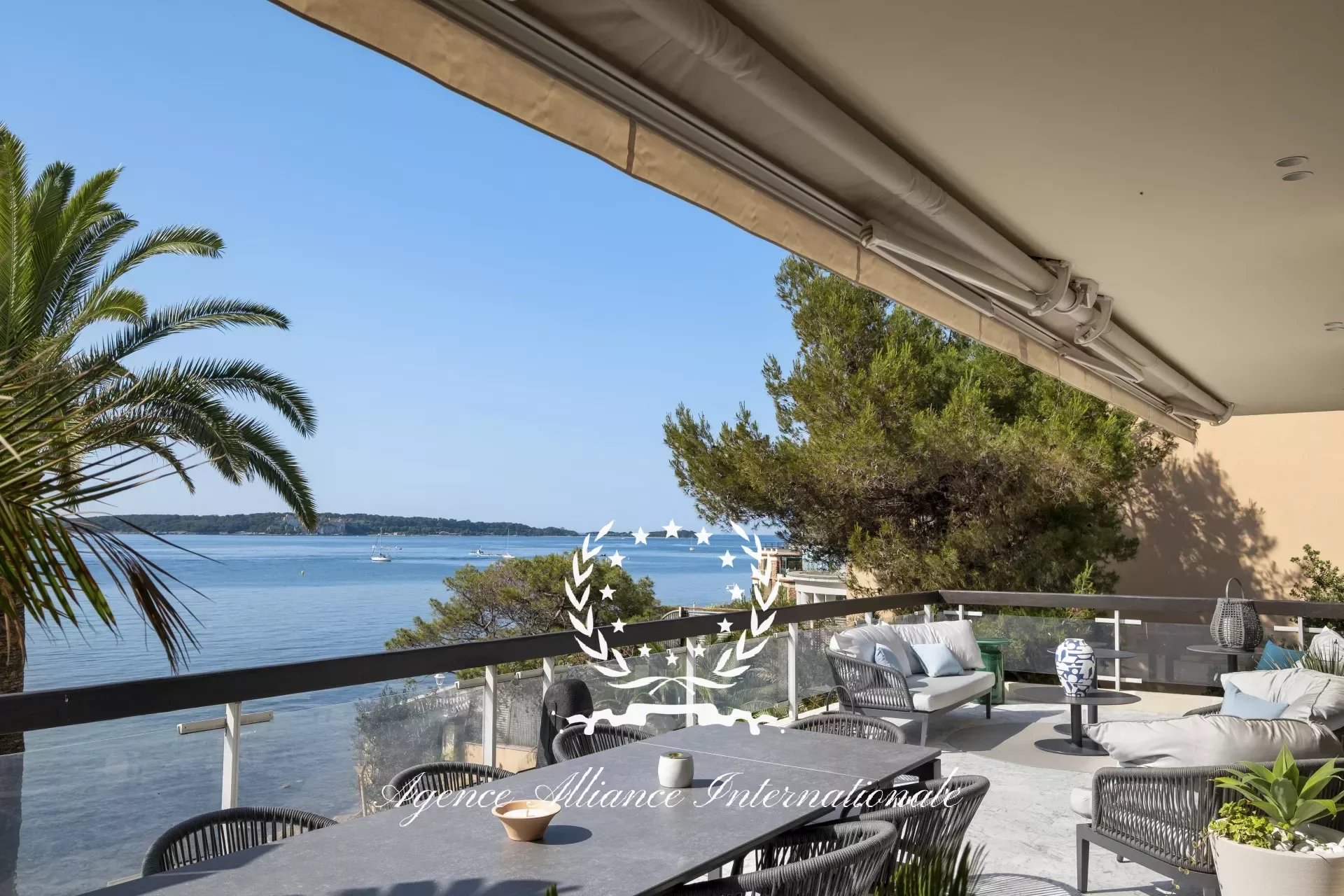 4-room penthouse Terrace sea view Cannes direct access to the beaches
