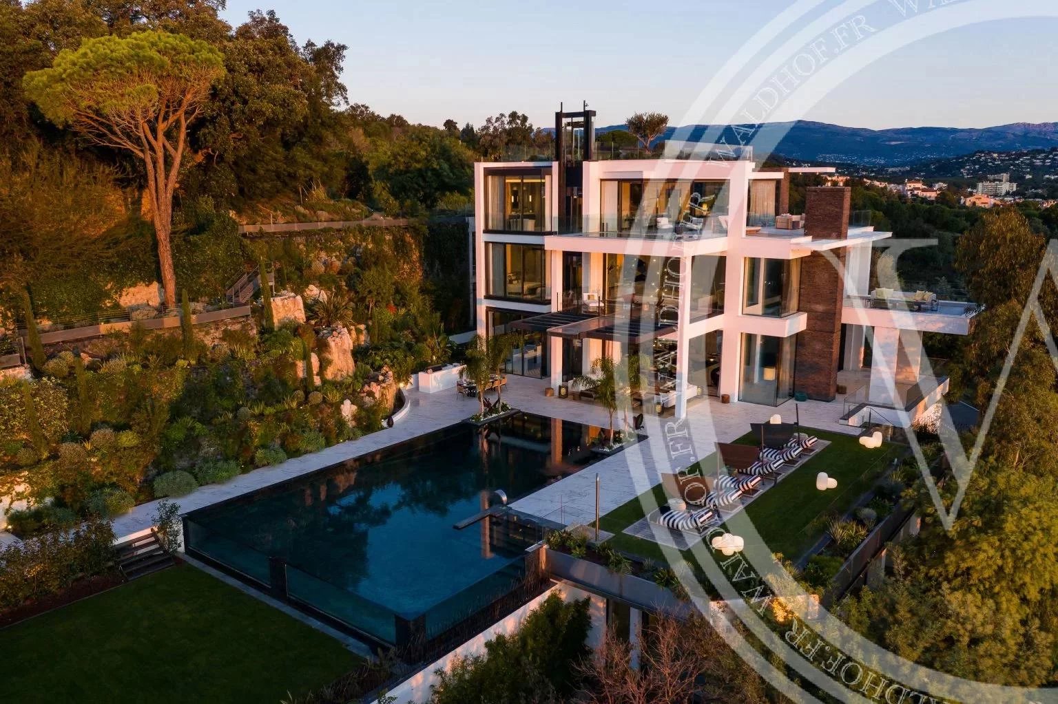 Brand new Luxurious Mega Mansion in the hills of Cannes