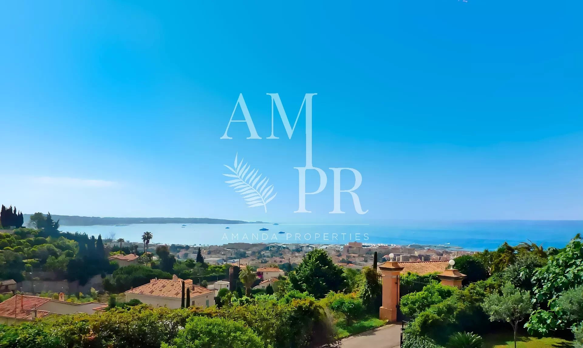 SOLE AGENT: DOMAINE PRIVE FERME- NEAR TO BEACHES AND SHOPS- AMAZING SEA VIEW
