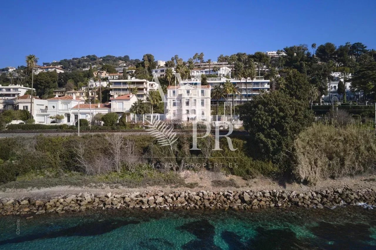 Villa pied dans l'eau, unique à Cannes avec accès mer privé.