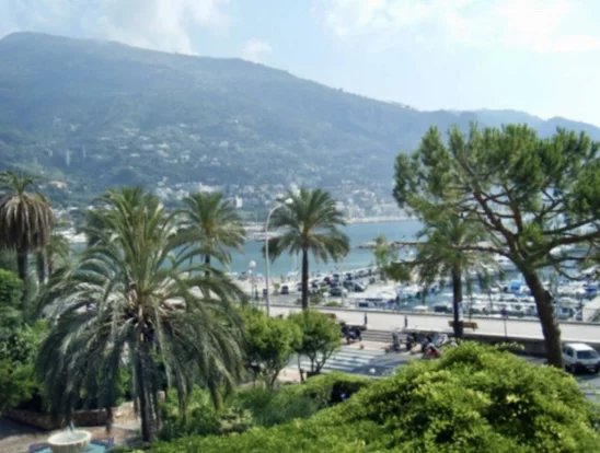 Menton vieux port 2P plein de charme avec vue mer.