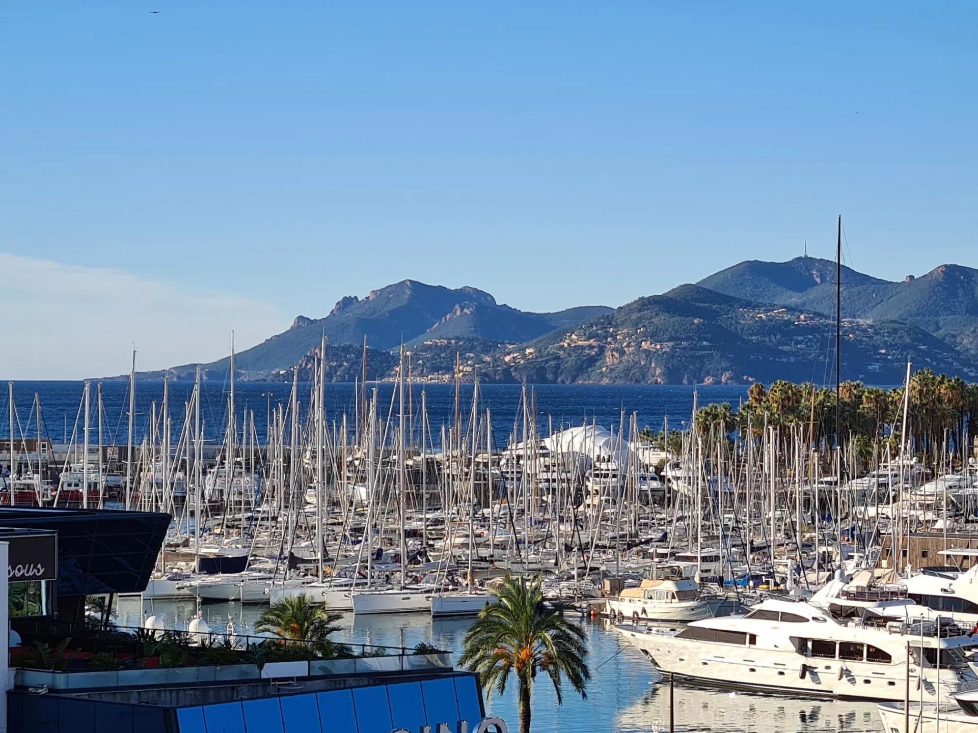 Cannes, Palais des Festivals, 3 bedrooms on the top floor, sea view.