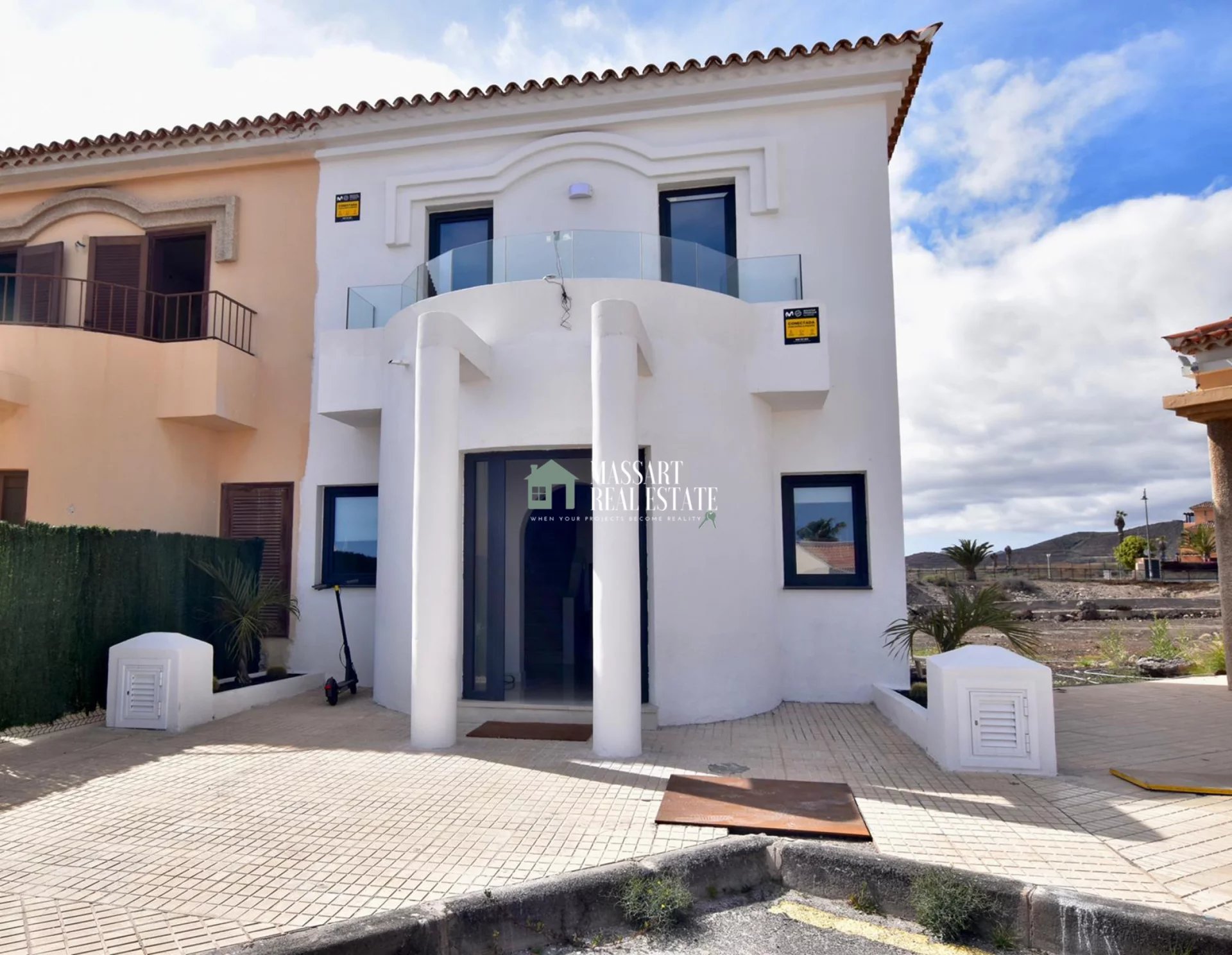 Modern and luxurious townhouses in the residential complex Ocean Boulevard, in Golf del Sur.
