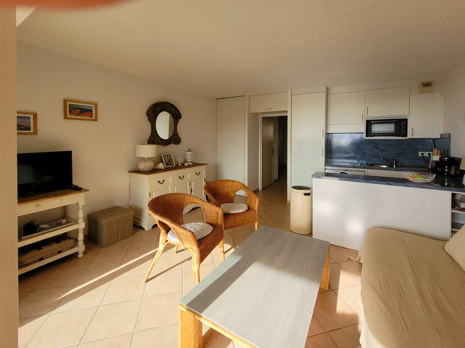 Holiday flat: living room, bed room (4 sleeps), terrasse with fine sea view , pool * RO 14 *