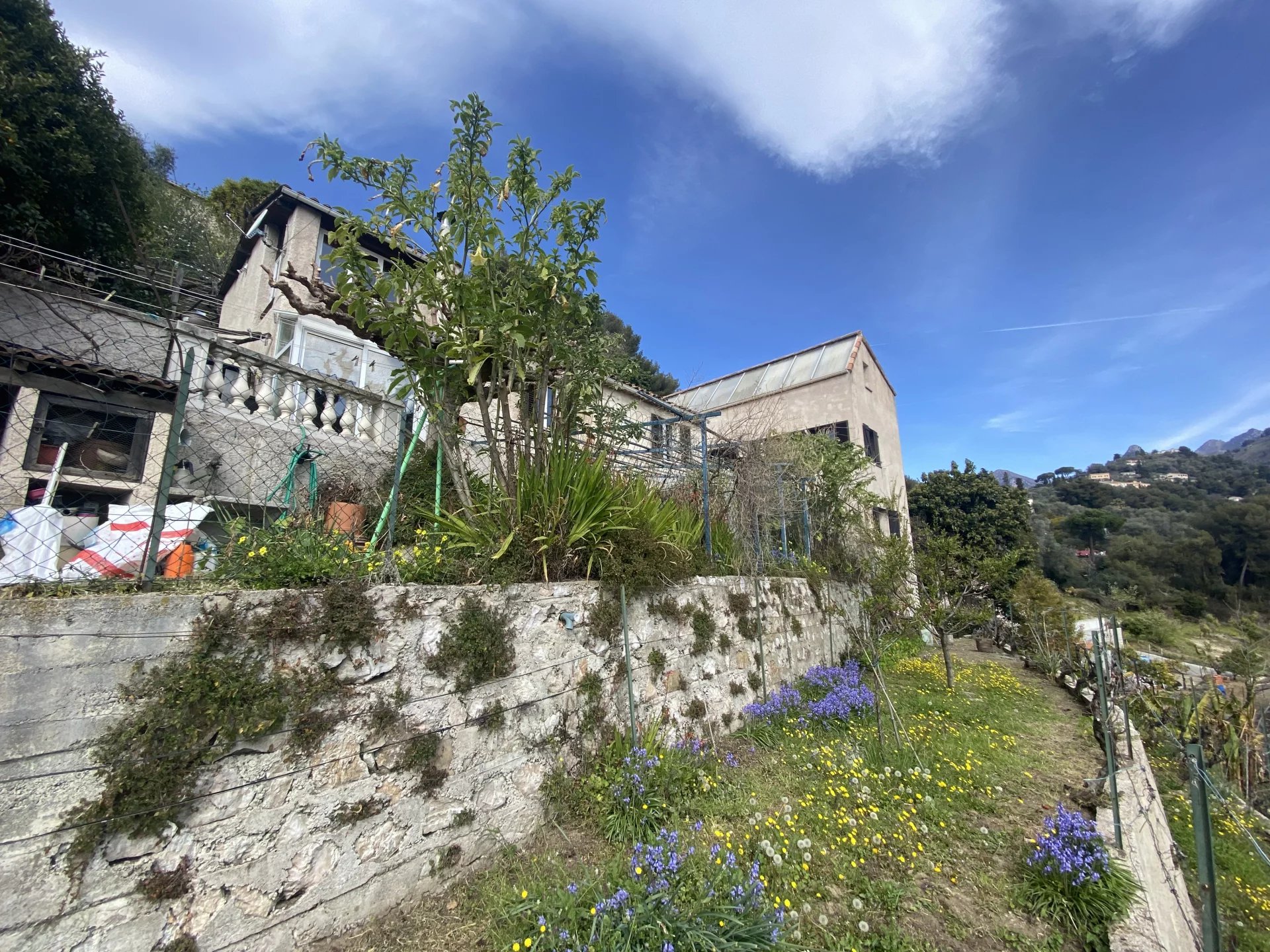 Menton Maison avec beau terrain proche centre