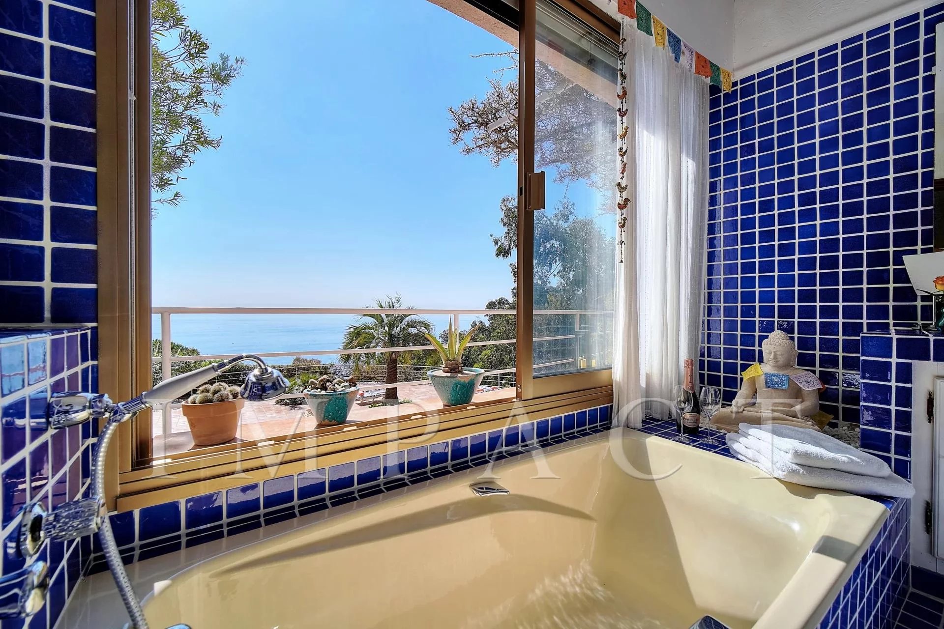 bathroom with sea view 
