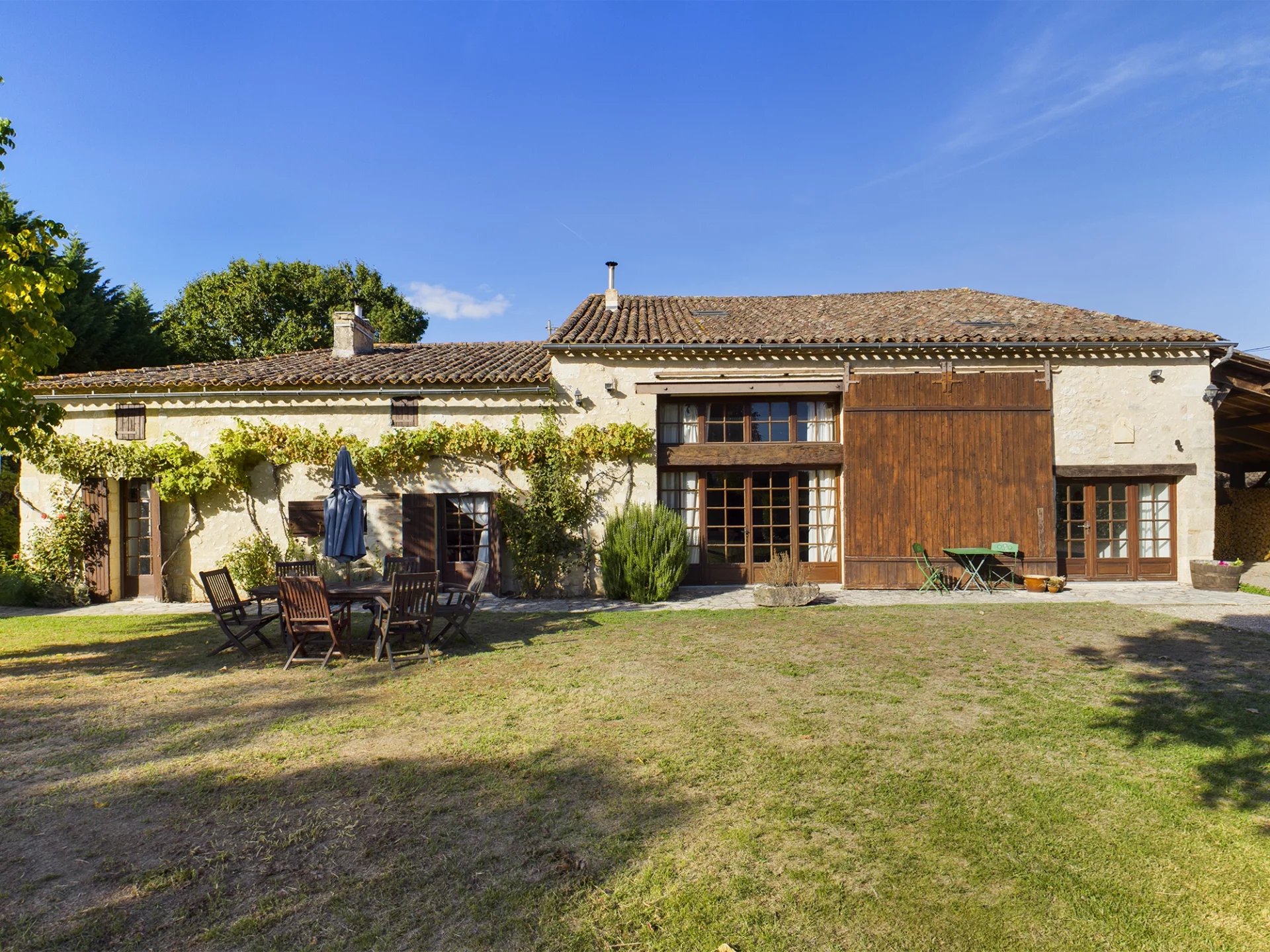 Beautiful 5 bedroom stone property with 2 cottages and pool, just 1 hour from Bordeaux, near St Emilion and Bergerac.
