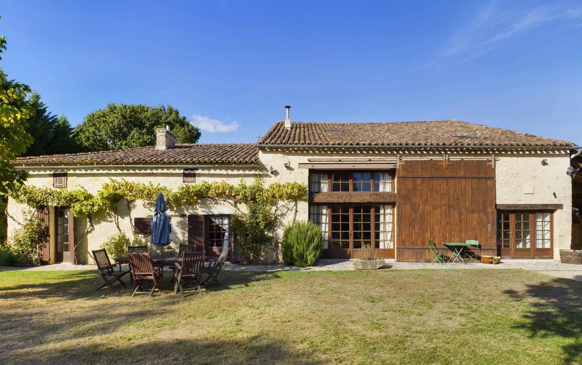 Belle propriété en pierre de 5 chambres avec 2 maisons d'amis et piscine à 1h de Bordeaux et près de St Emilion et Bergerac