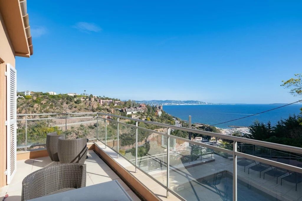 Villa néo-provençale avec vue panoramique sur la mer et la montagne