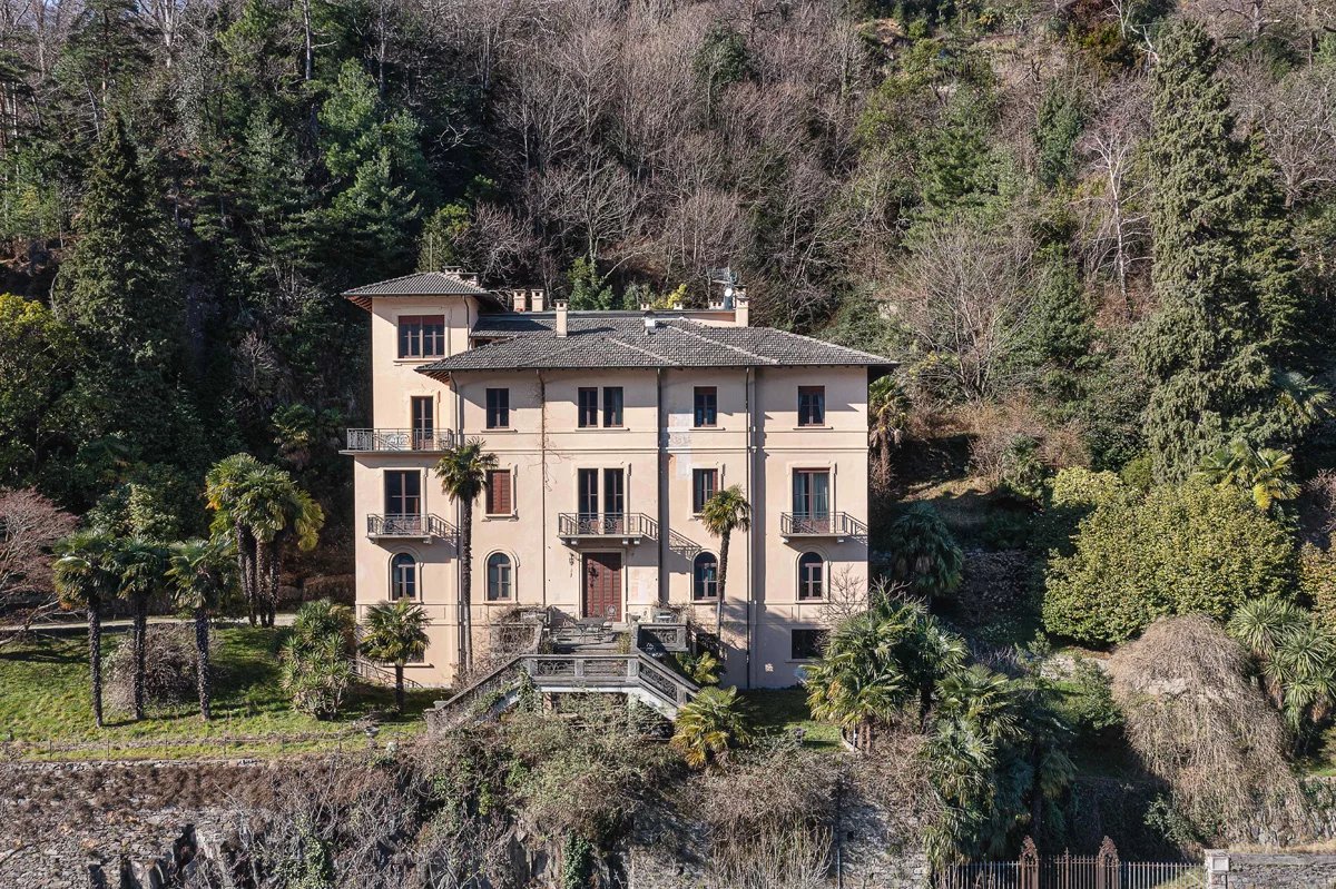 Villa historique face au lac Majeur avec plage et quai à vendre