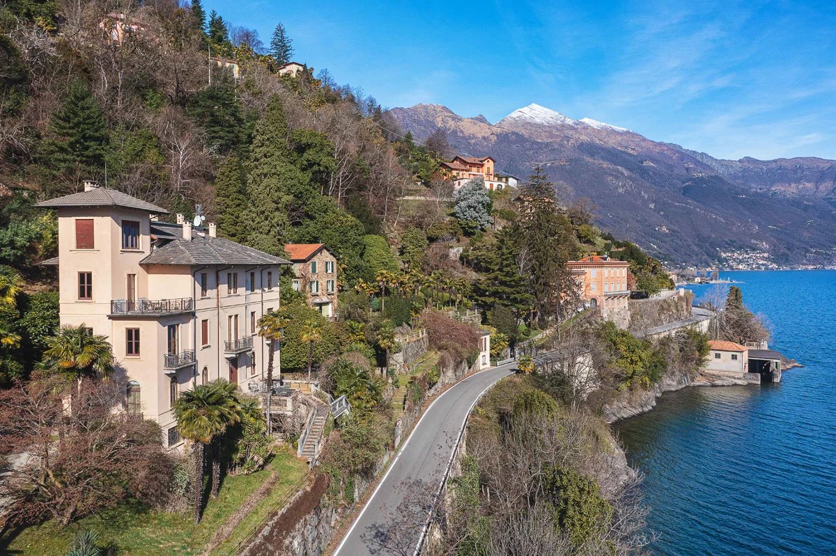 Villa historique face au lac Majeur avec plage et quai à vendre