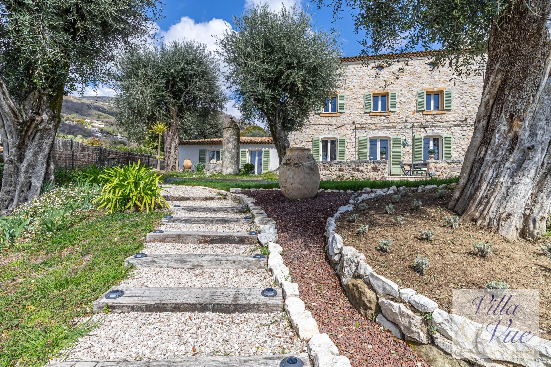 Sur la Cote d Azur, Bastide provençale entièrement rénovée, calme, piscine, jardin arboré, possibilité maison d'hôtes