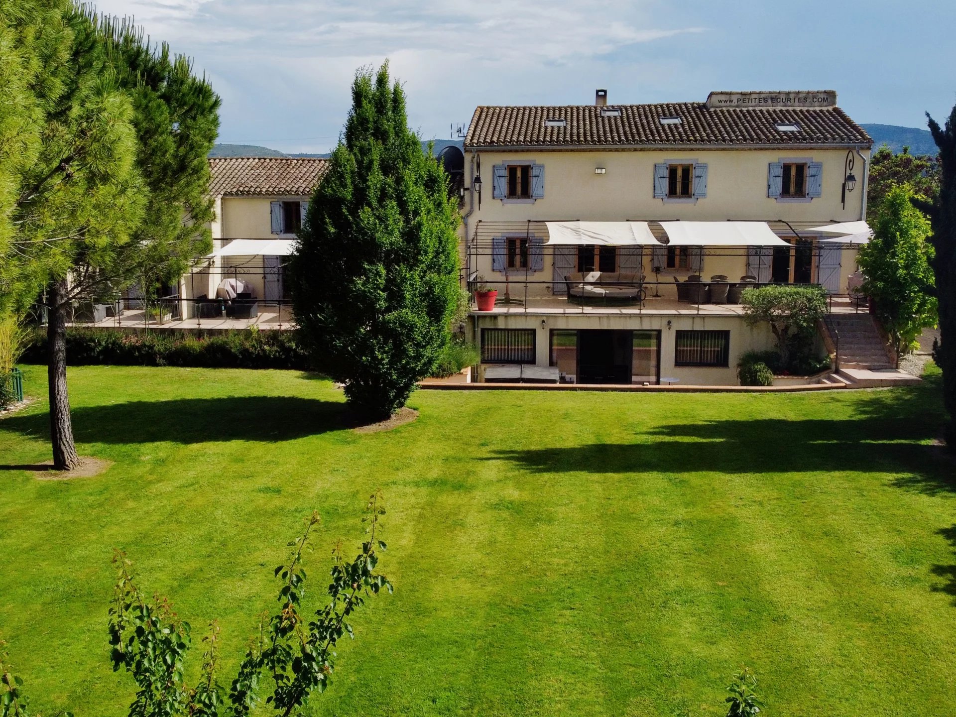 Exceptional! Alongside the Canal du Midi with boat mooring and 3 guest apartments