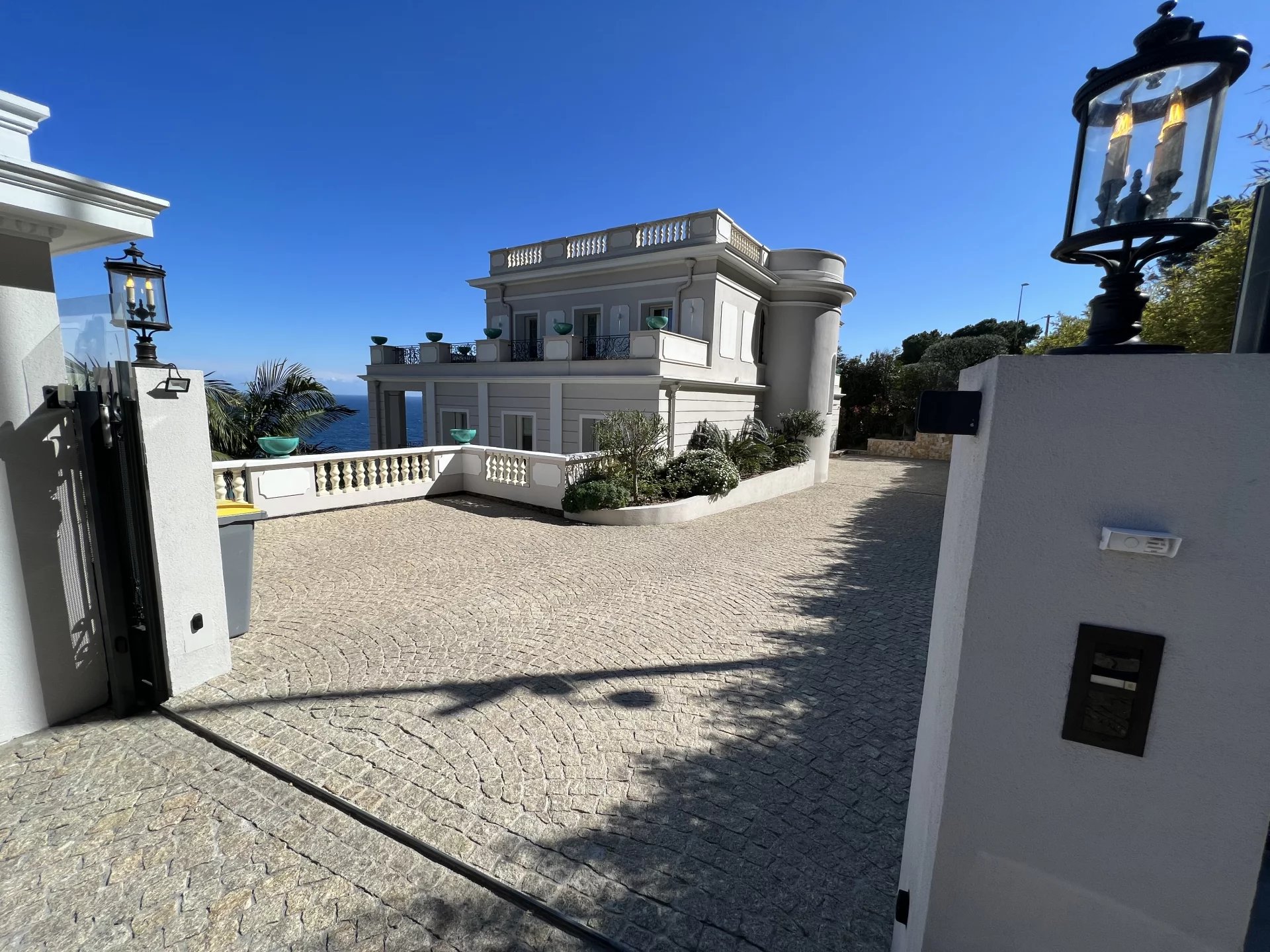 Turn key villa on the gate to Monaco