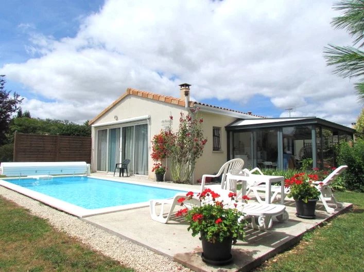 3 bed bungalow with swimming pool and jacuzzi - 5 minutes from Ruffec