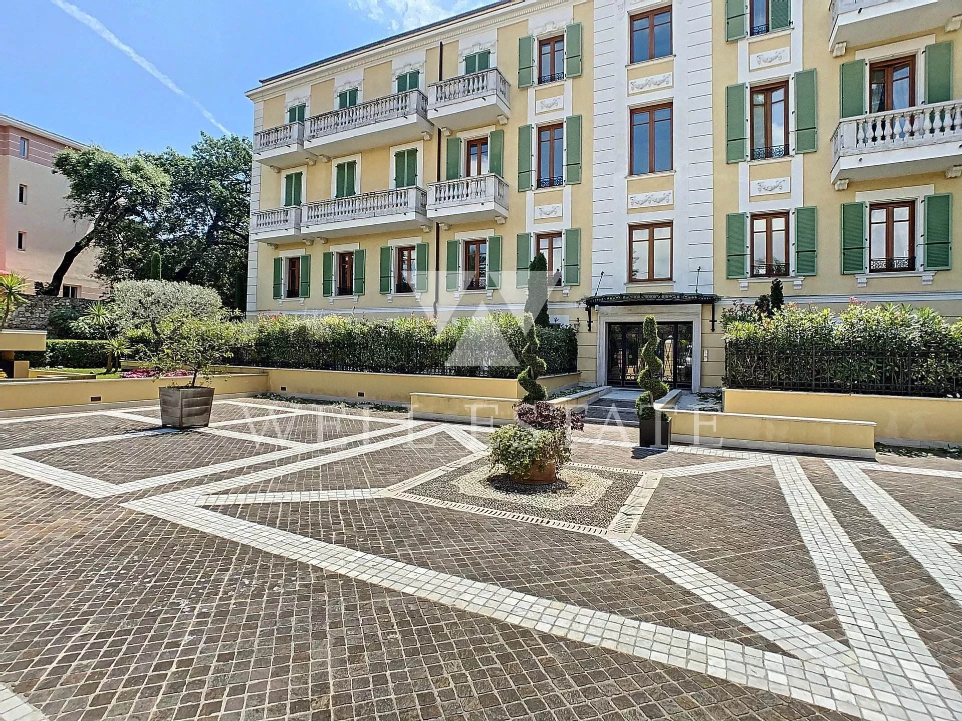 CANNES OXFORD 1 BEDROOM APARTMENT 58M2 WITH TERRACE AND PRIVATE GARDEN