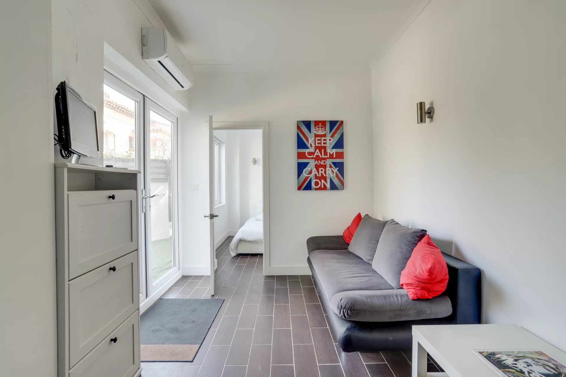 Ideally located for the centre, apartment with terrace and private parking space