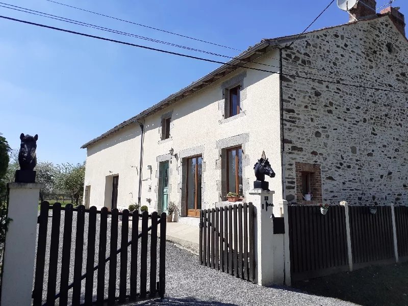 Renovated equestrain property on 1.2 hectares