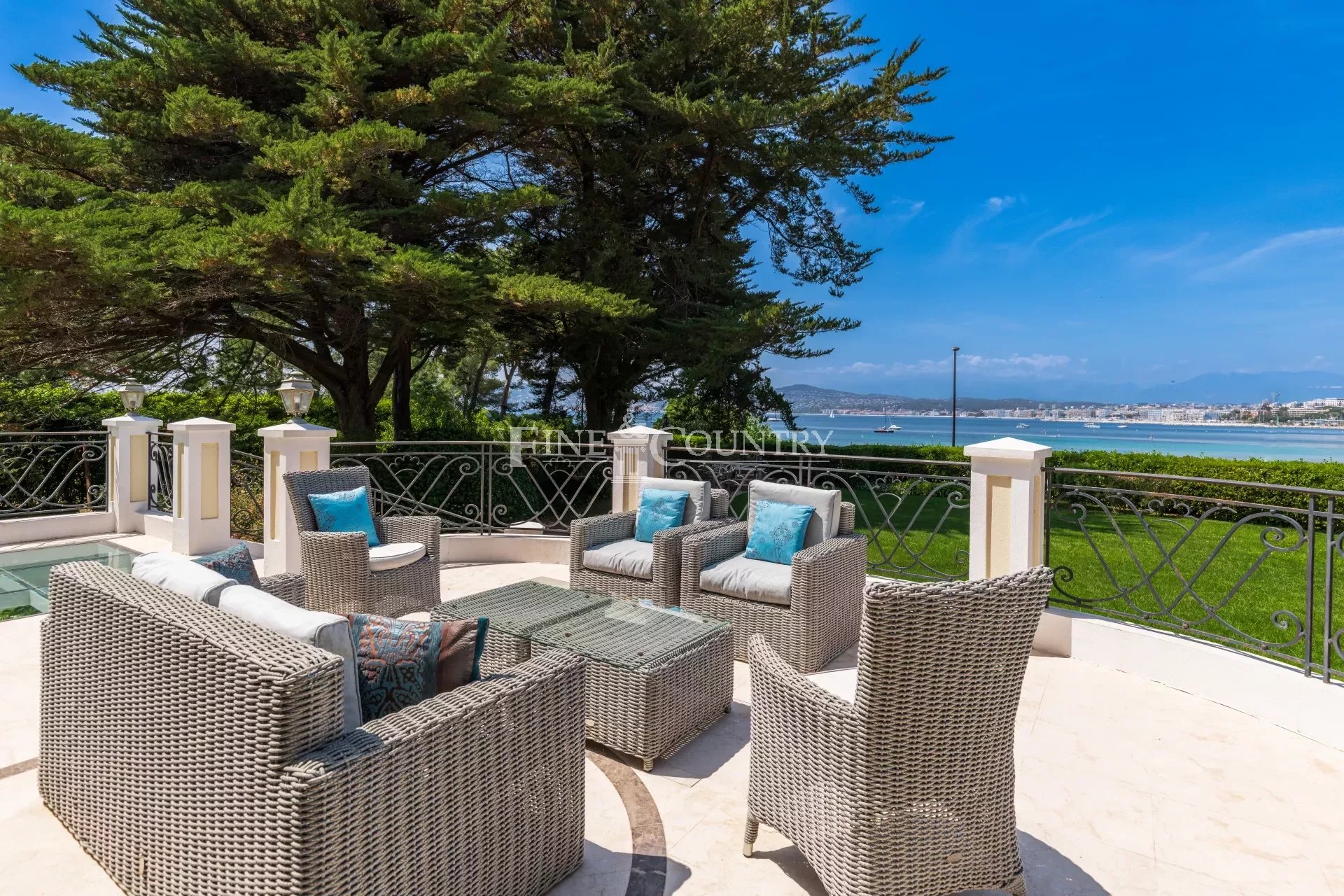 Seafront Villa for sale on the Cap d'Antibes