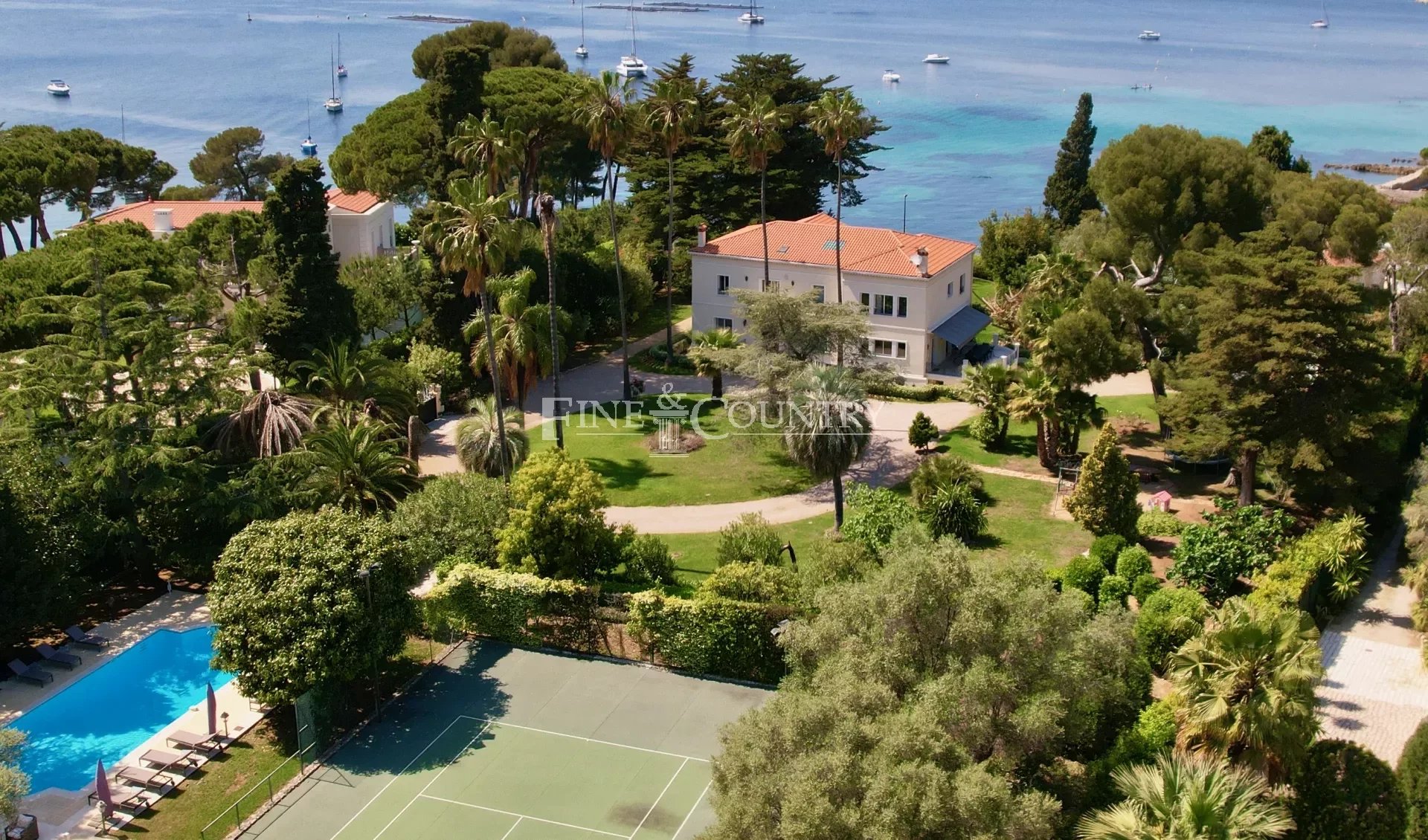 Villa d'exception en front de mer côté ouest du Cap d'Antibes avec piscine et tennis
