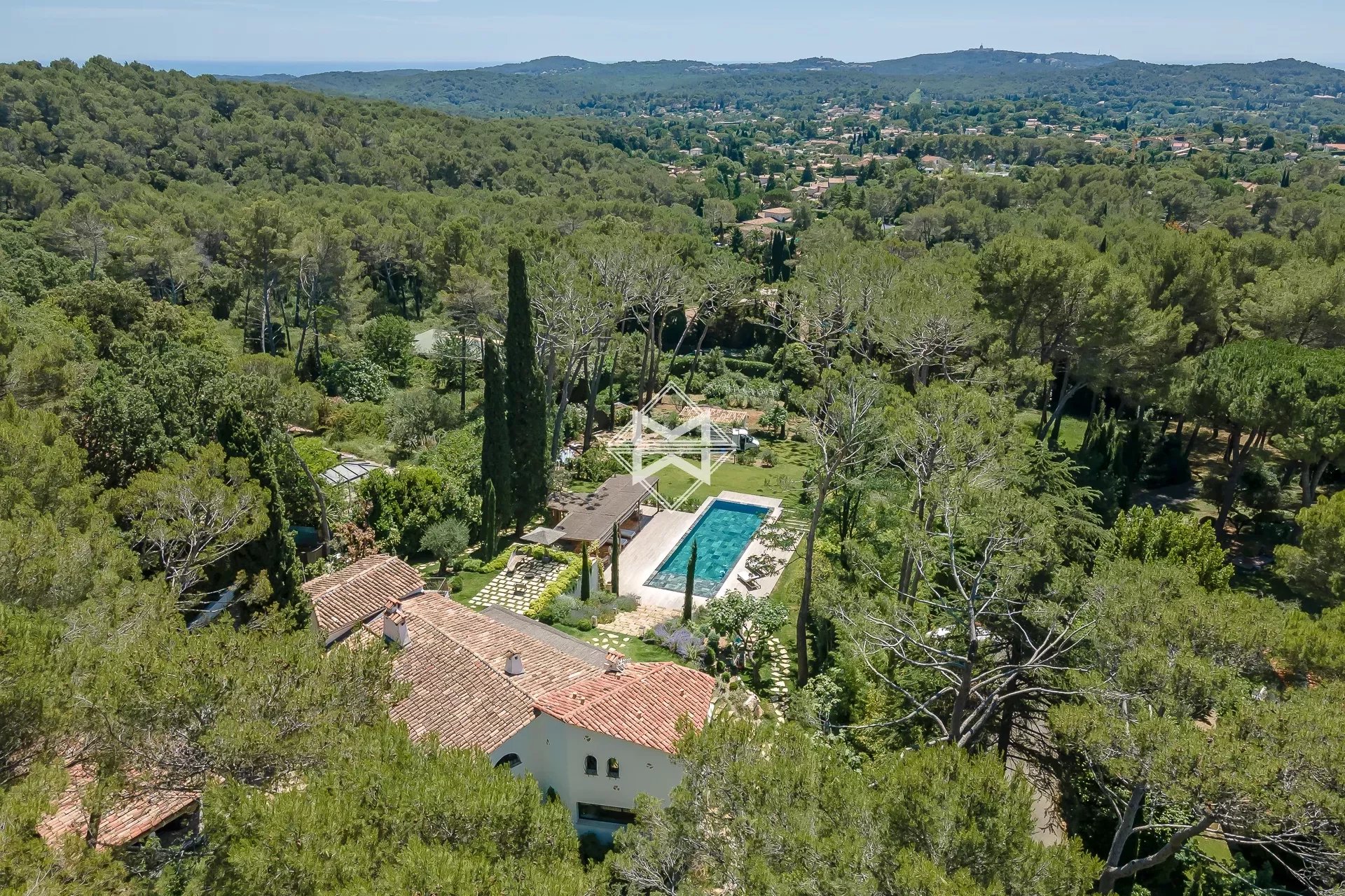 06250 MOUGINS VILLA