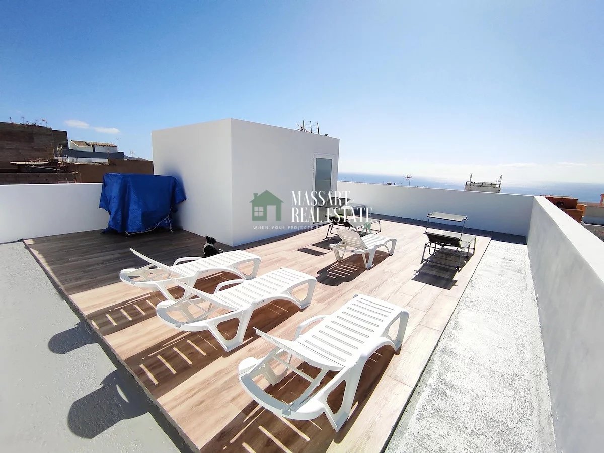 Casa moderna dividida en tres plantas ubicada en una parcela de 208 m2 en Armeñime (Adeje).