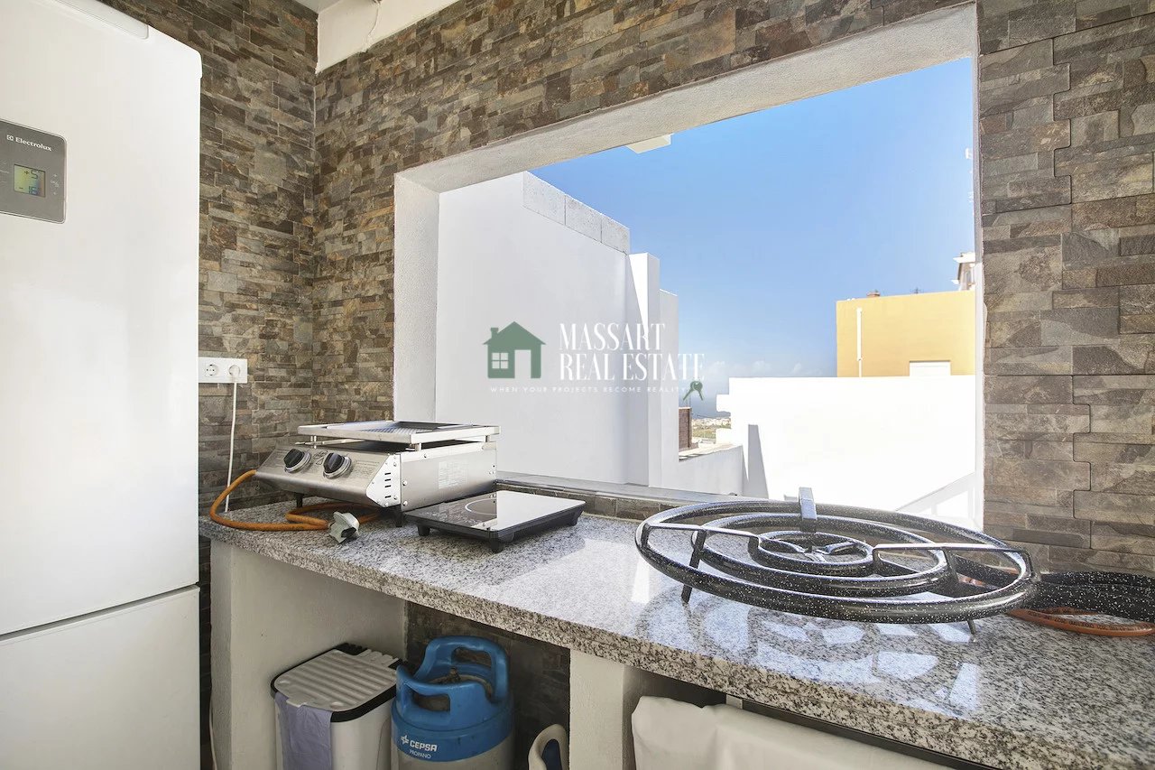 Modern house divided into three floors located on a 208 m2 plot in Armeñime (Adeje).