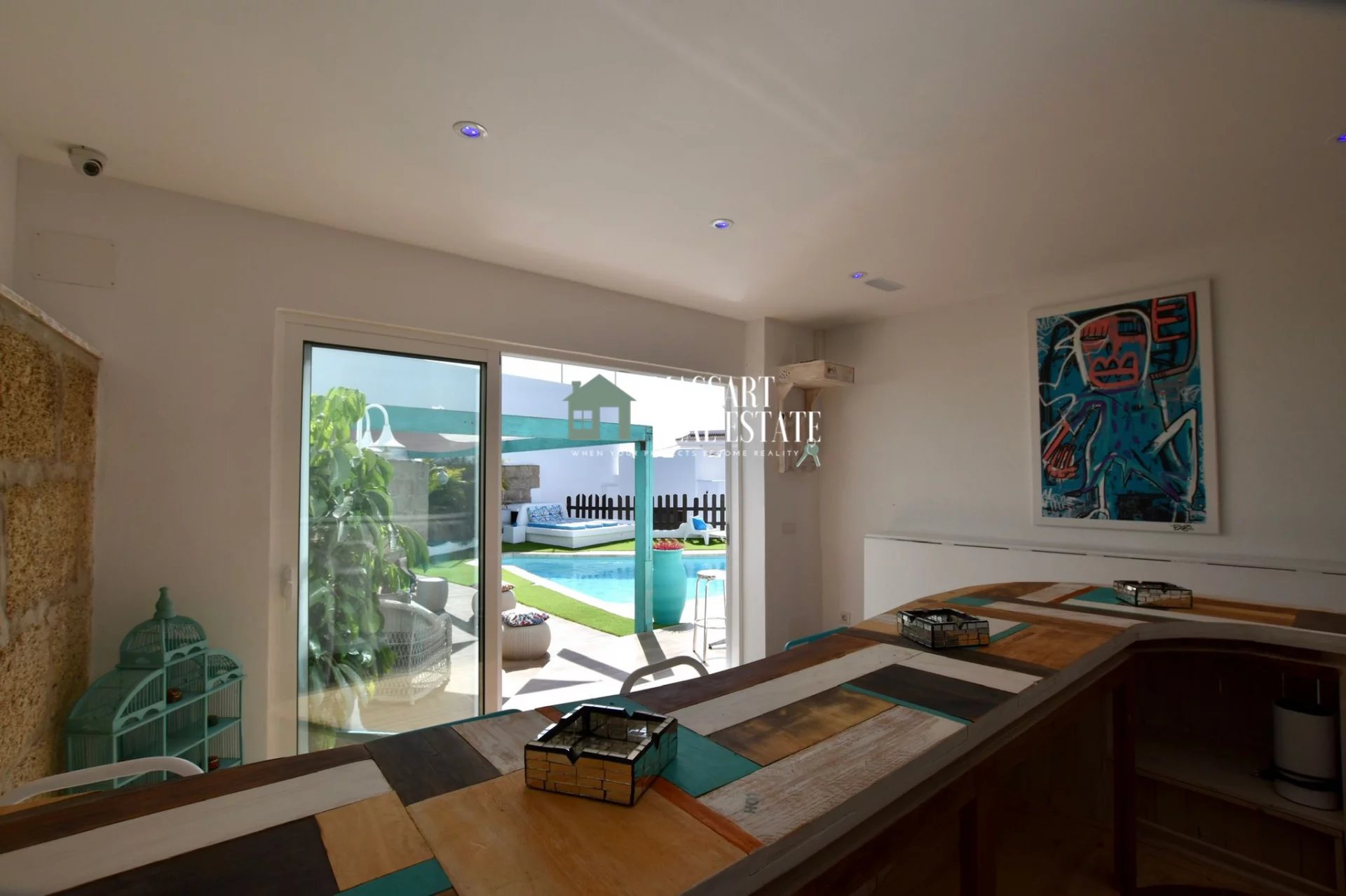 Magnífica propiedad ubicada en un entorno de absoluta privacidad y tranquilidad, en una parcela de 1.433 m2 en una céntrica zona de Cabo Blanco.