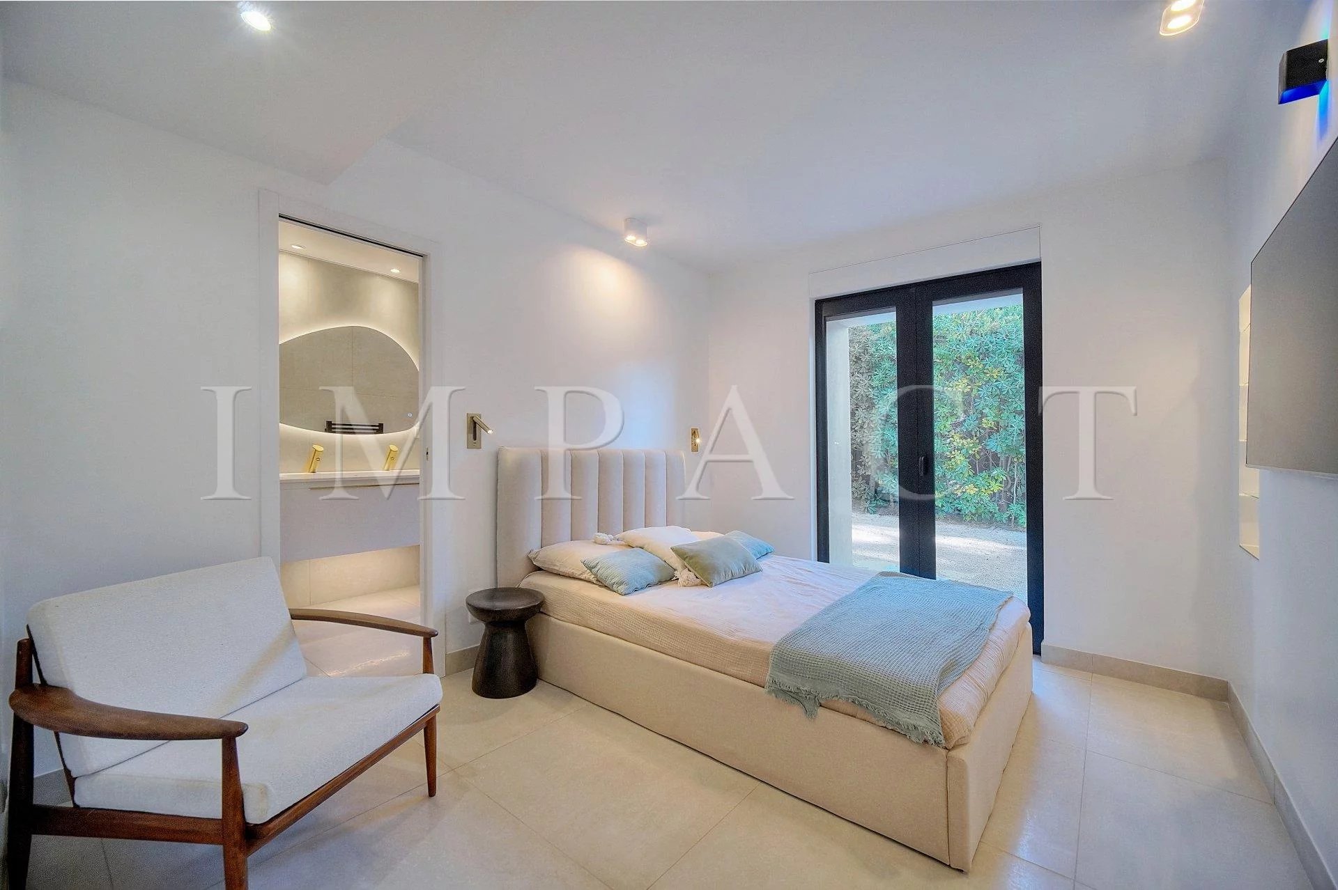Cannes - Croix-des-Gardes - Villa with sea view for rent