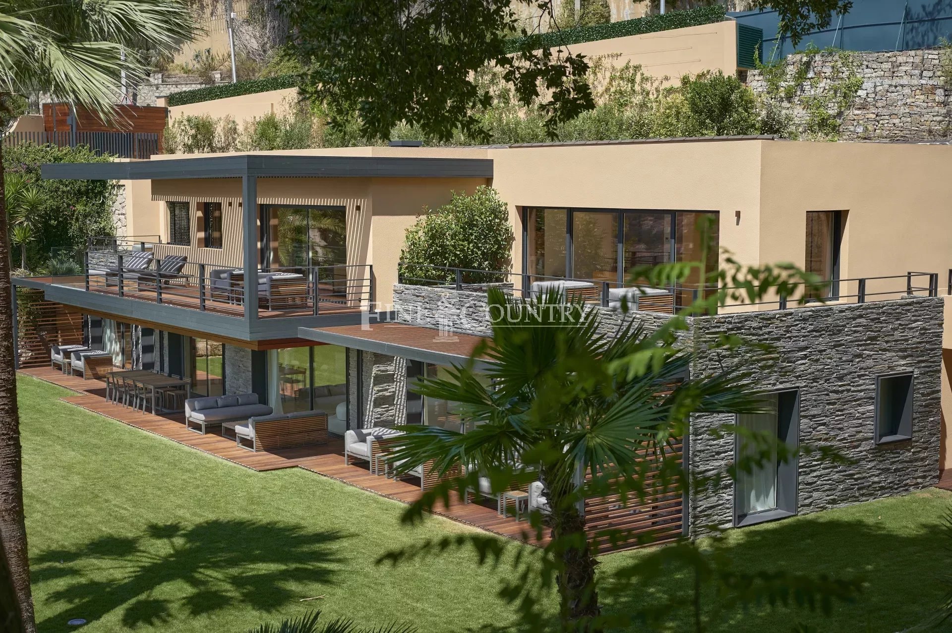 Contemporary Villa For Sale in Cannes, La Californie