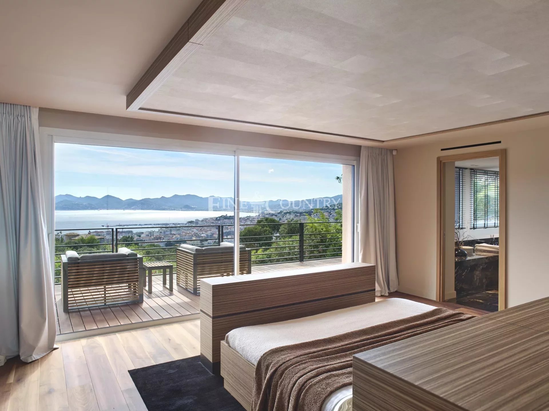 Contemporary Villa For Sale in Cannes, La Californie