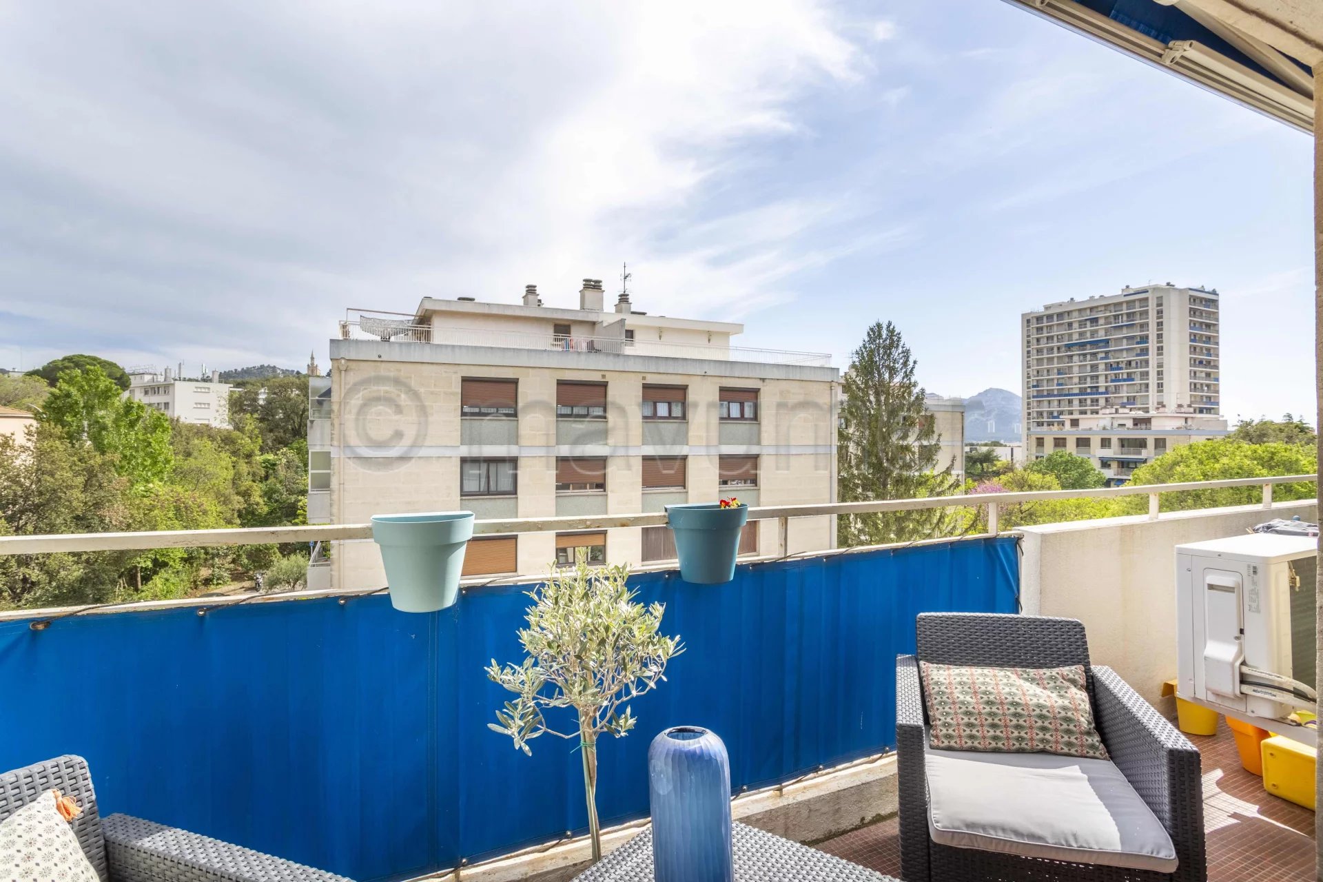 Top-floor five-room apartment with large open-air terrace.