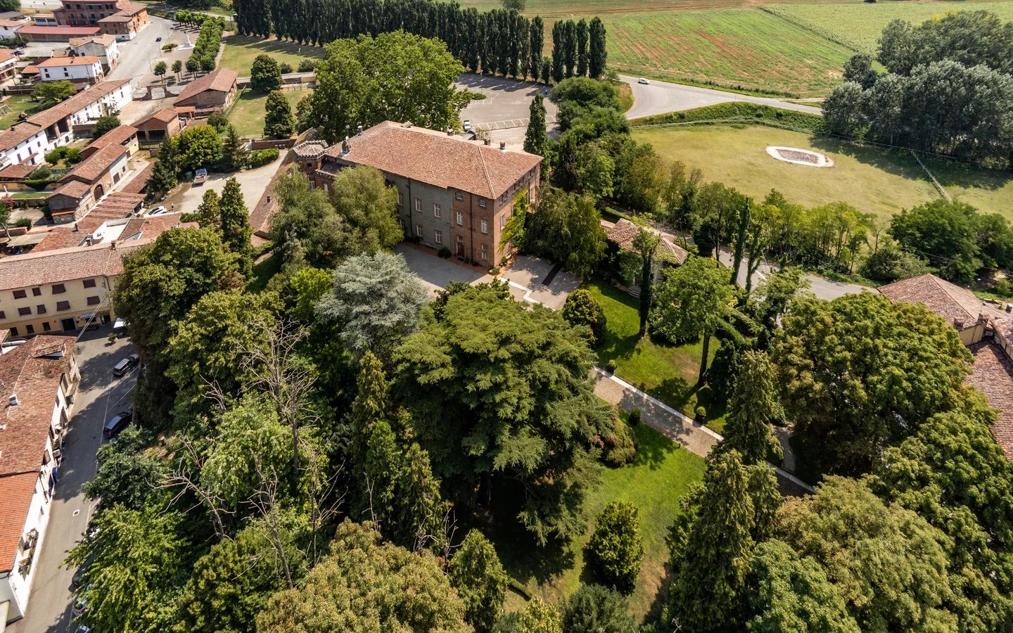 castello di oviglio monferrato riprese aeree foto di interni castello in vendita immobili di pregio luxury real estate dimore storiche flavio chiesa