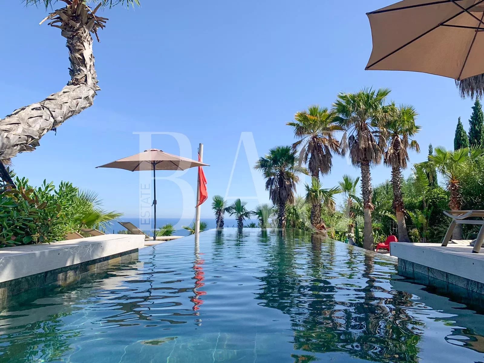 Sainte-Maxime, superbe propriété moderne de 2 villas avec vue mer panoramique.