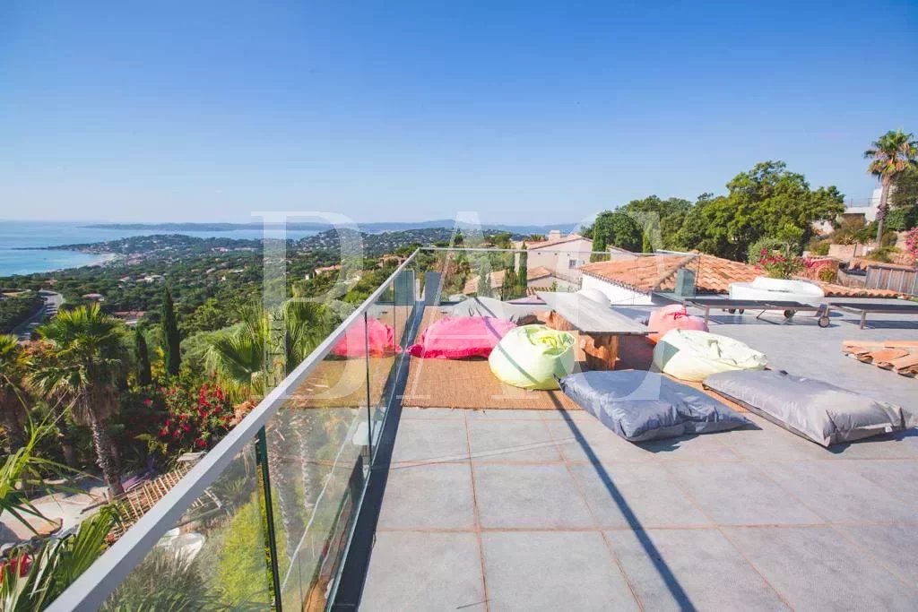 Sainte-Maxime, superb modern property of 2 villas with panoramic sea view.