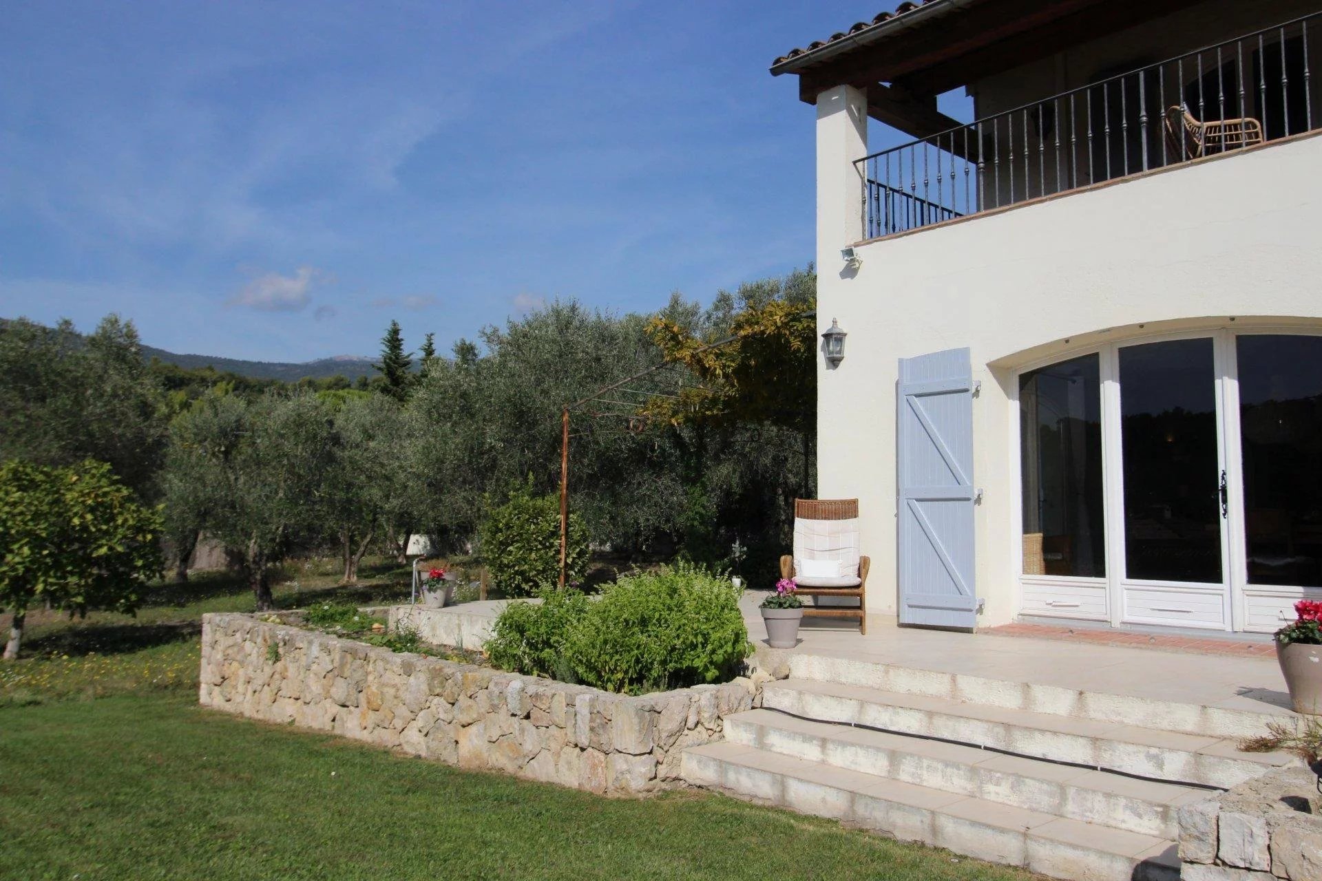 Charming villa with 6 bedrooms and a large flat garden