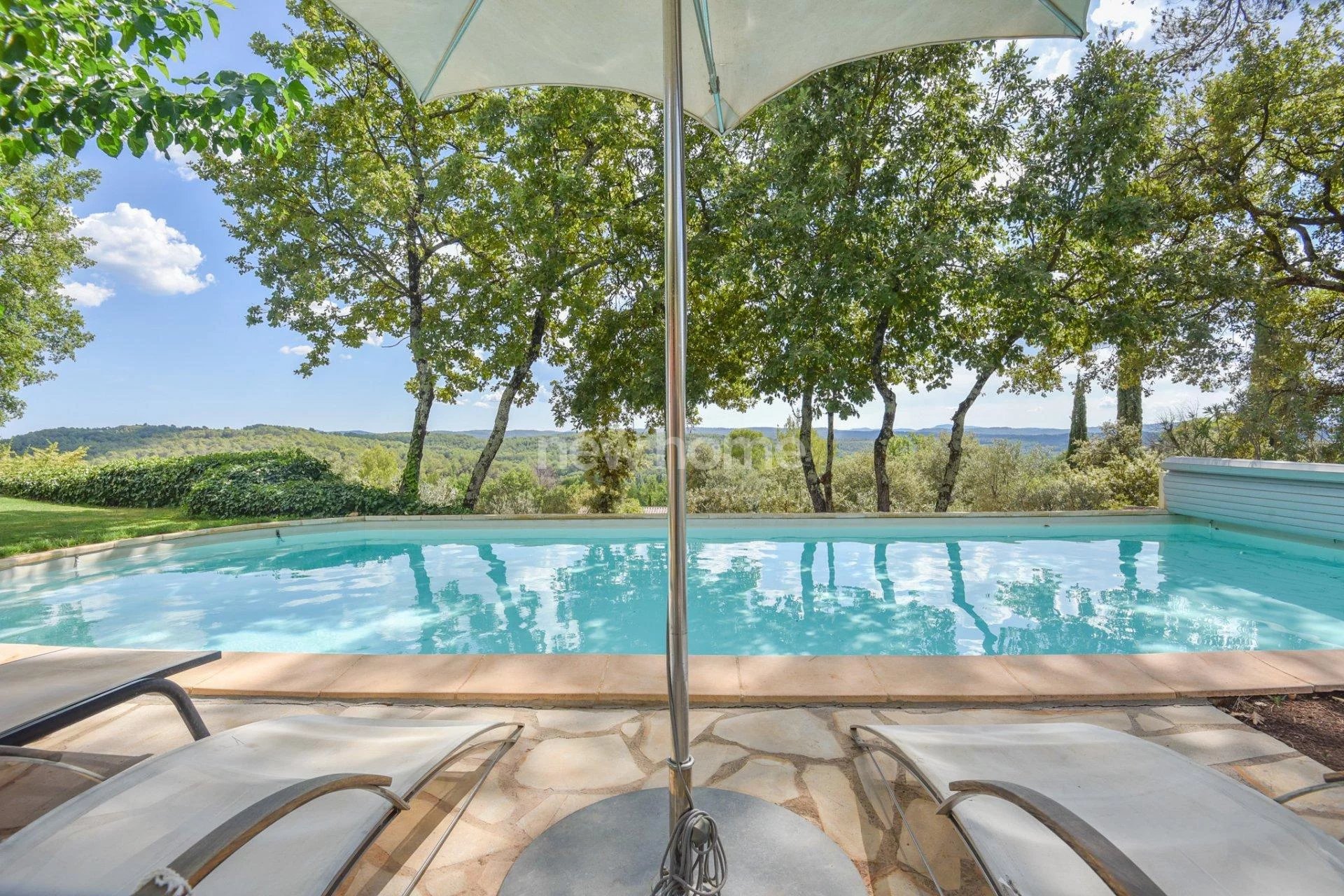 Stijlvolle villa van een architect in groen paradijs met formidabel wijds uitzicht.