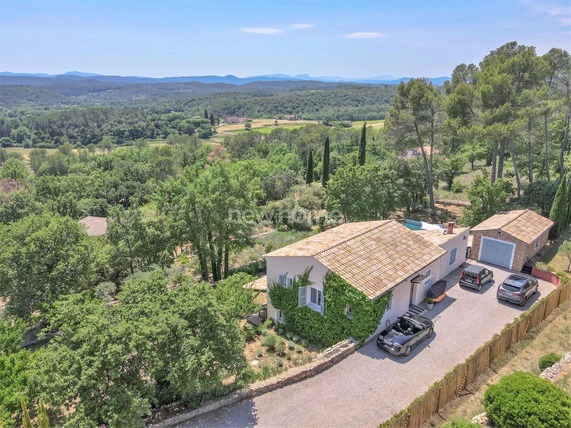 Stijlvolle villa van een architect in groen paradijs met formidabel wijds uitzicht.
