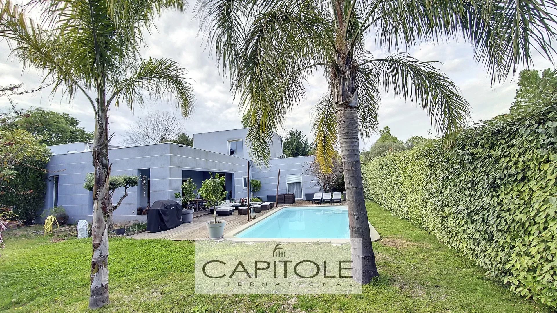 ANTIBES - A vendre - Villa contemporaine avec piscine,  proche plages, au calme