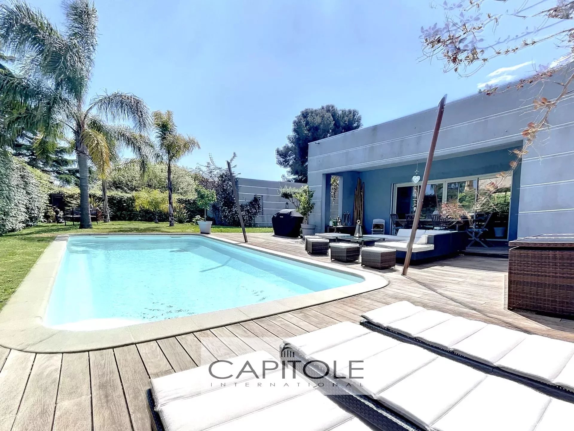 ANTIBES- For sale - 3 bedrooms contempary villa  with pool, close to  the beach , calm area
