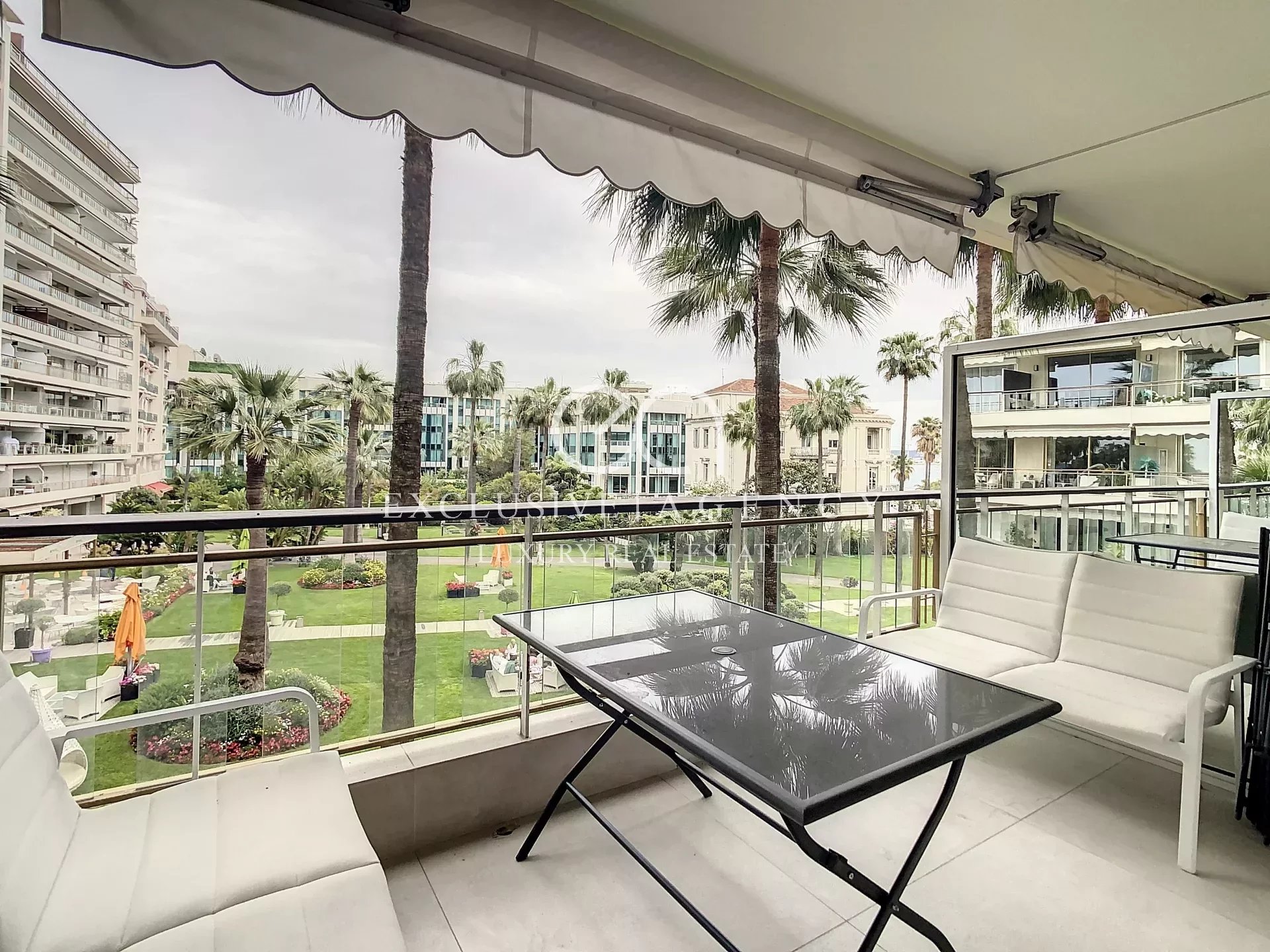 Cannes centre Croisette location 3 pièces avec terrasse et vue mer
