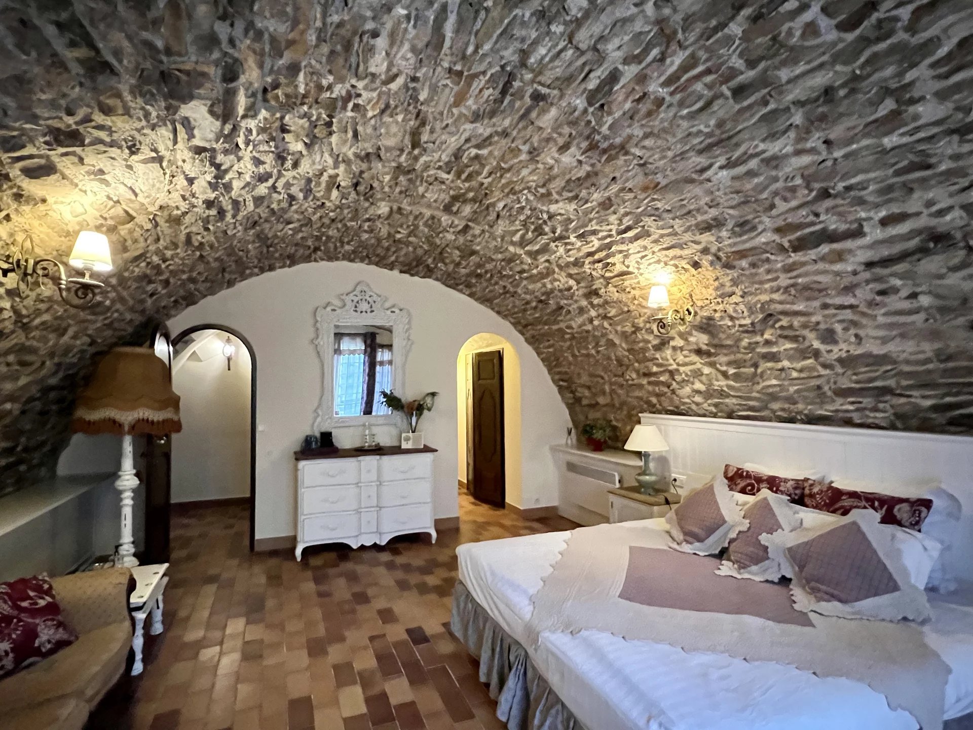 17th century bastide nestled in the heart of 2.8 hectares in Besse sur Issole