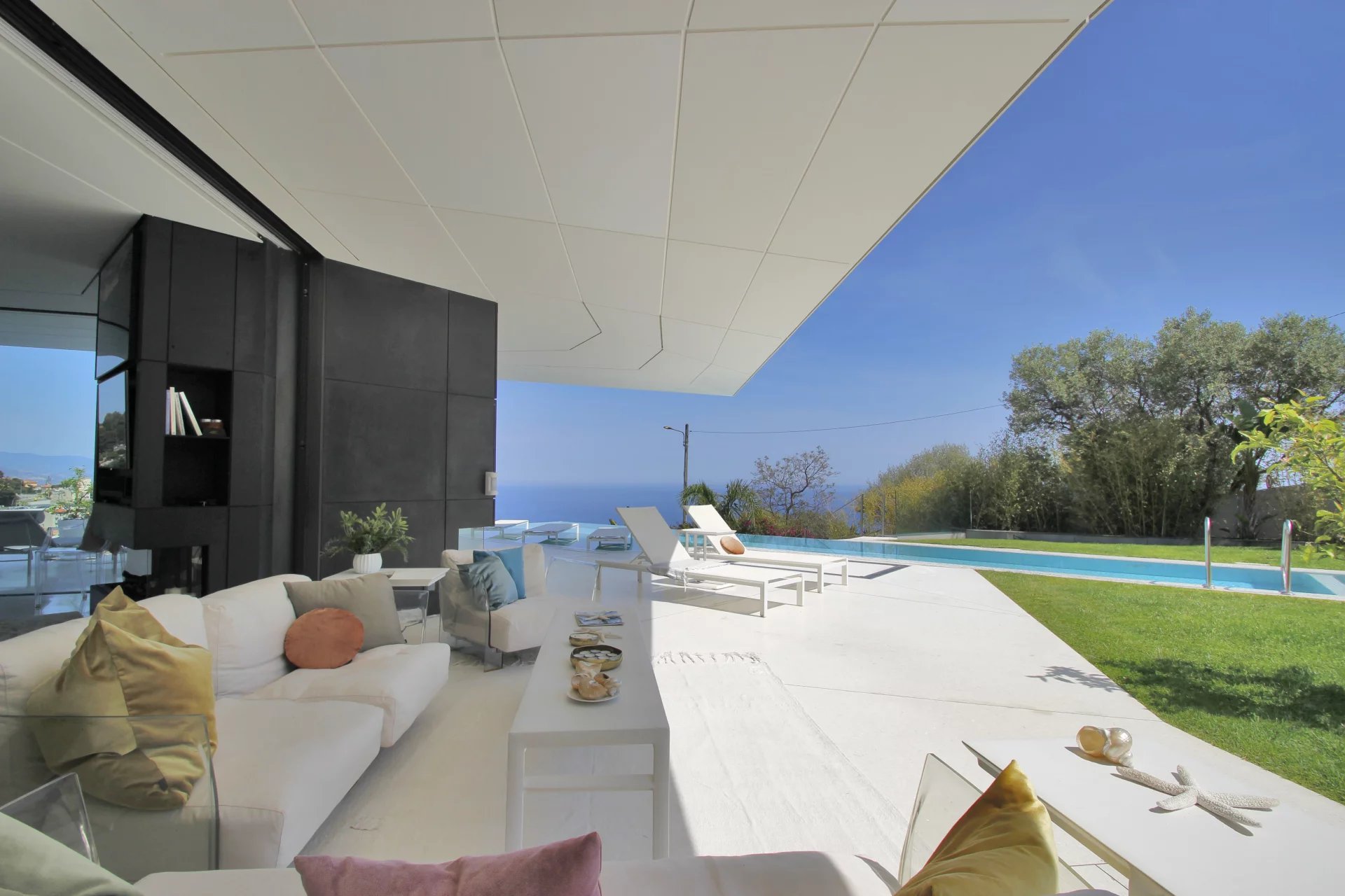 BEAUSOLEIL: Moyenne Corniche - breathtaling modern villa - 5 bedrooms - Panoramic sea view