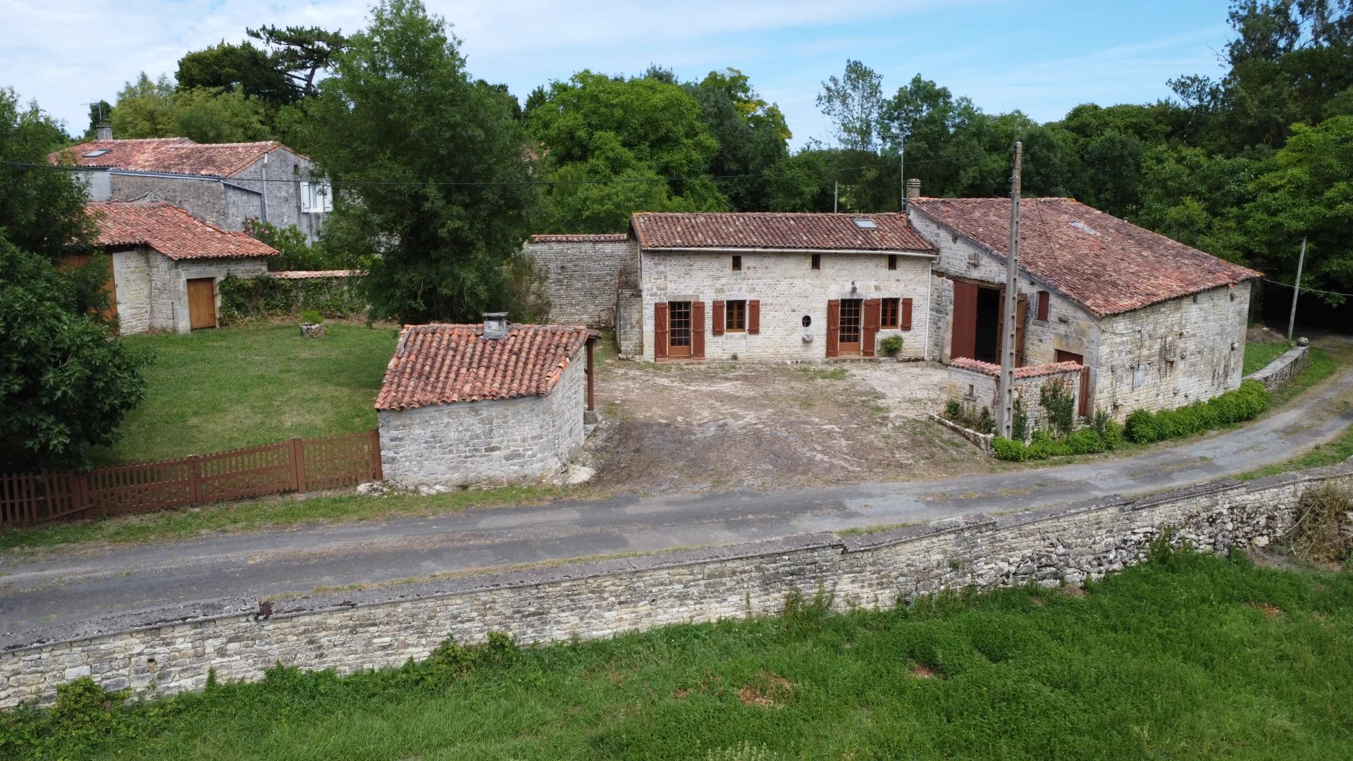 Old farmhouse with lots of potential - 10 minutes from Mansle