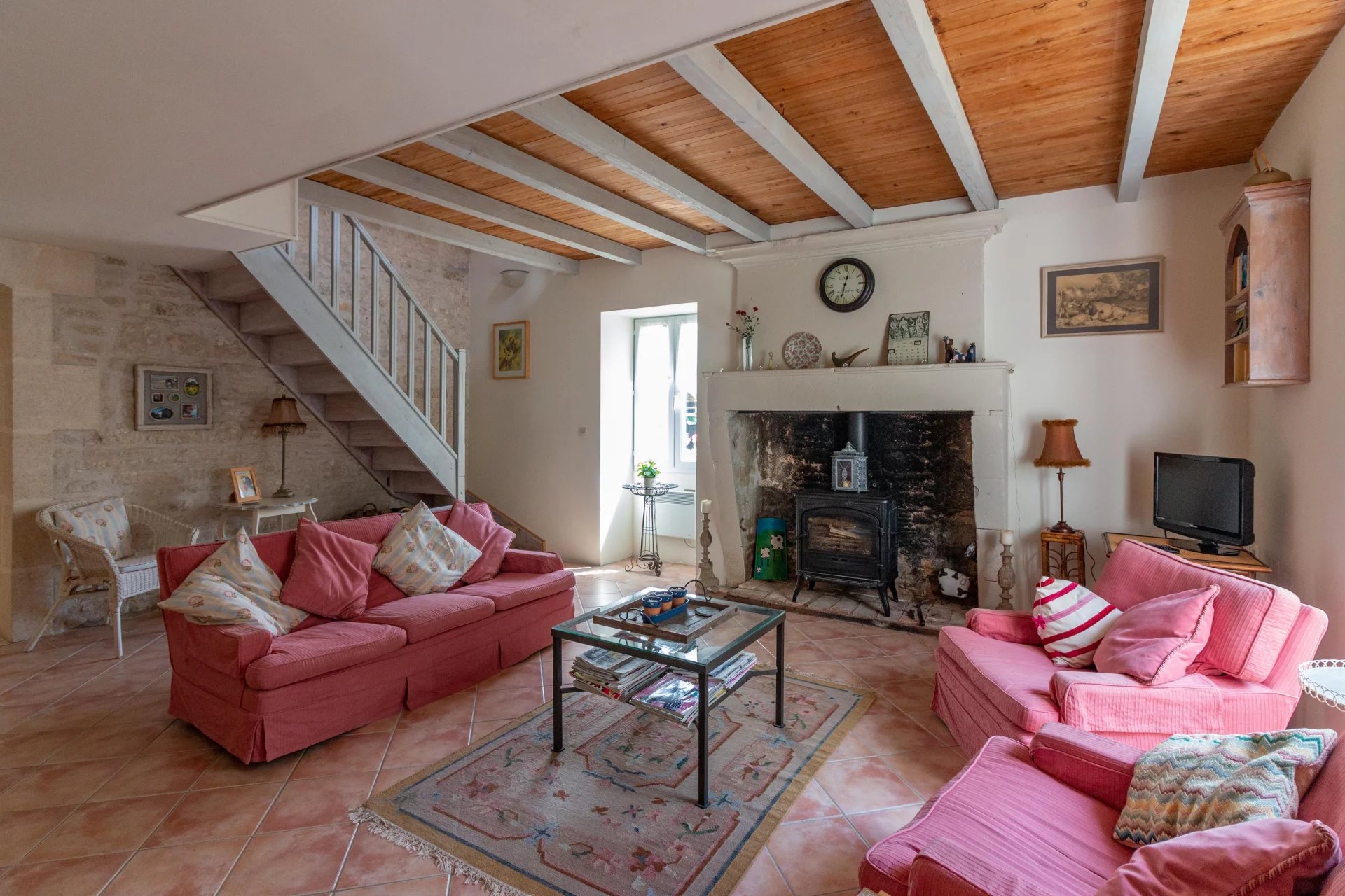 Well-presented spacious house with large garden on the edge of the village
